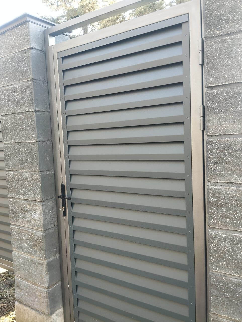 Откатные ворота с калиткой из ламелей Реснички RAL7024/7024 Серый Графит двусторонний МАТТЕ фото 2 в Бежецке