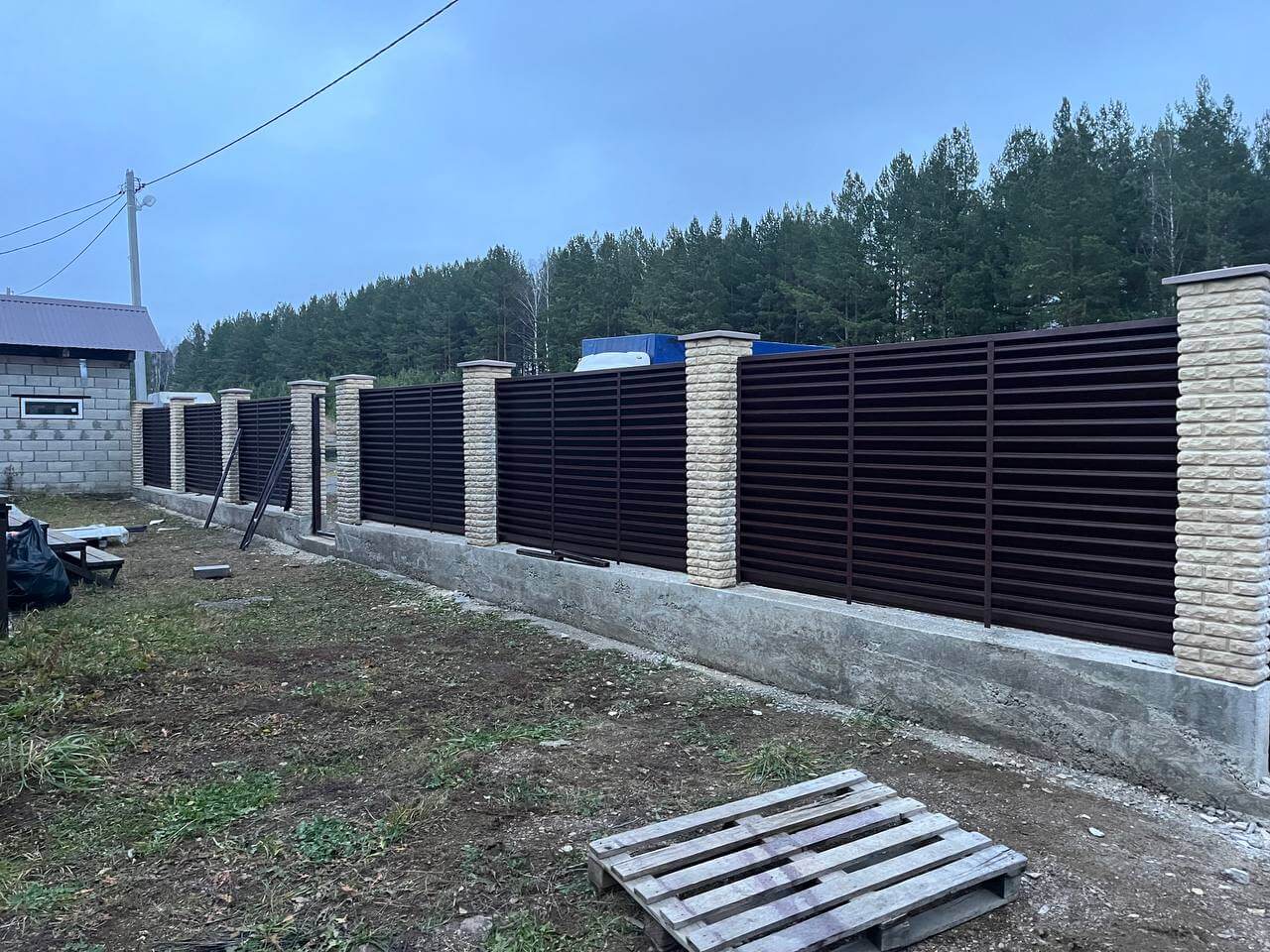 Забор-жалюзи из ламелей ЭКО-Z 18м RAL8017/8017 Шоколад двусторонний фото 3 в Бежецке