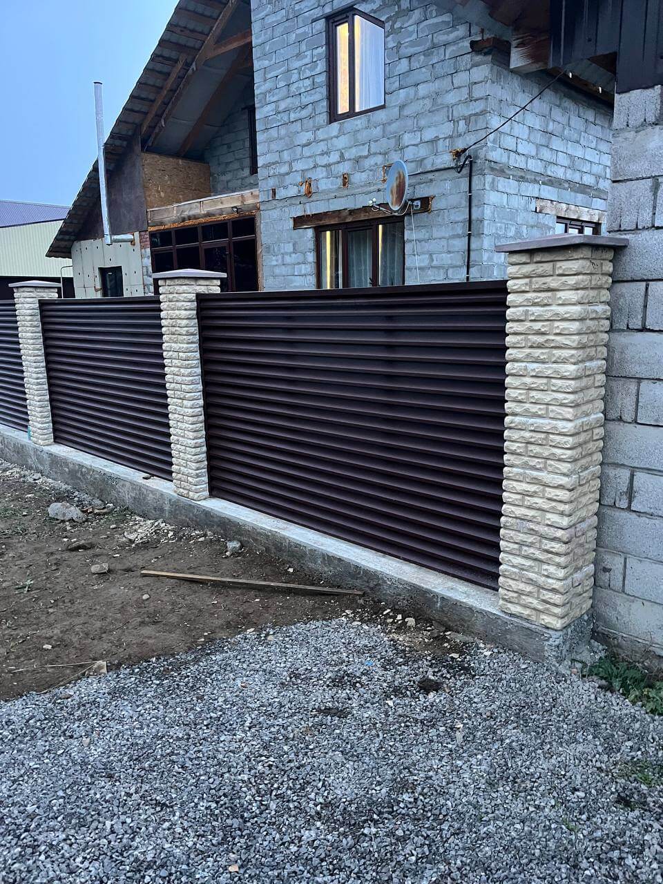 Забор-жалюзи из ламелей ЭКО-Z 18м RAL8017/8017 Шоколад двусторонний фото 2 в Бежецке