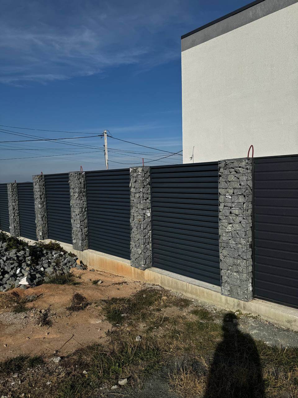 Забор-жалюзи из ламелей ЭКО-Z-US усиленных 36м RAL7024/7024 Серый Графит двусторонний МАТТЕ фото 6 в Бежецке