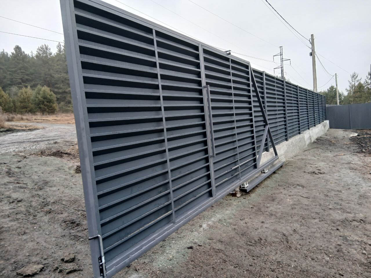 Забор-жалюзи из ламелей Хай-Тек 37м RAL7024/7024 Серый Графит двусторонний МАТТЕ фото 7 в Бежецке