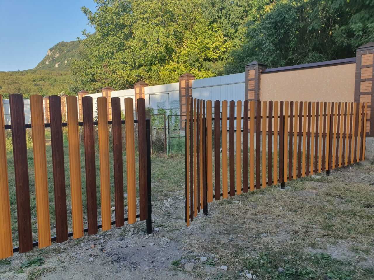 Забор из евроштакетника 10м в двух цветах: Тик + Темное Дерево Printech фото 1 в Бежецке