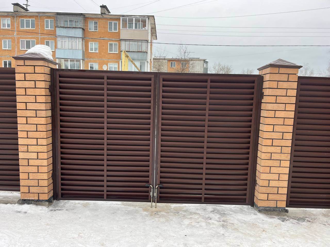 Забор-жалюзи из ламелей ЭКО-Z 87м RAL8017/8017 Шоколад двусторонний МАТТЕ фото 9 в Бежецке