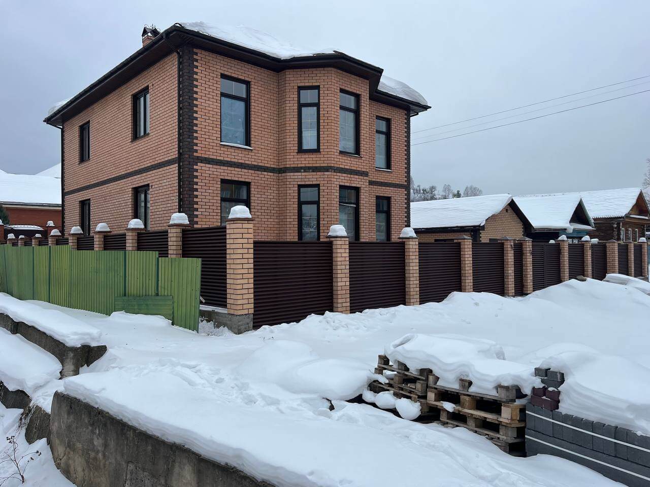 Забор-жалюзи из ламелей ЭКО-Z 87м RAL8017/8017 Шоколад двусторонний МАТТЕ фото 12 в Бежецке