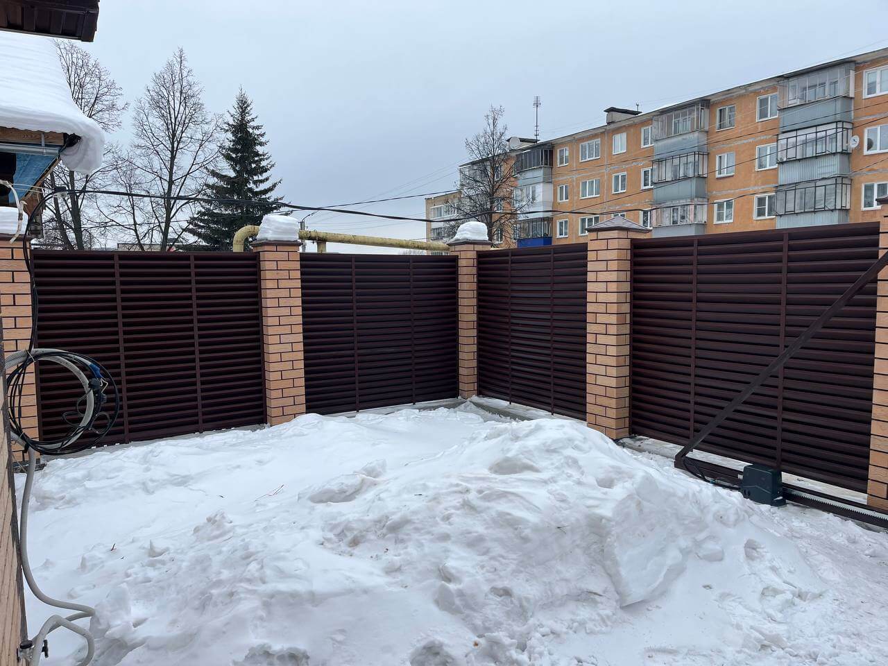 Забор-жалюзи из ламелей ЭКО-Z 87м RAL8017/8017 Шоколад двусторонний МАТТЕ фото 11 в Бежецке