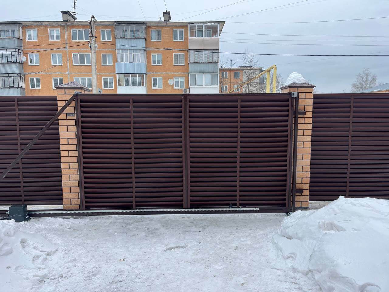 Забор-жалюзи из ламелей ЭКО-Z 87м RAL8017/8017 Шоколад двусторонний МАТТЕ фото 10 в Бежецке