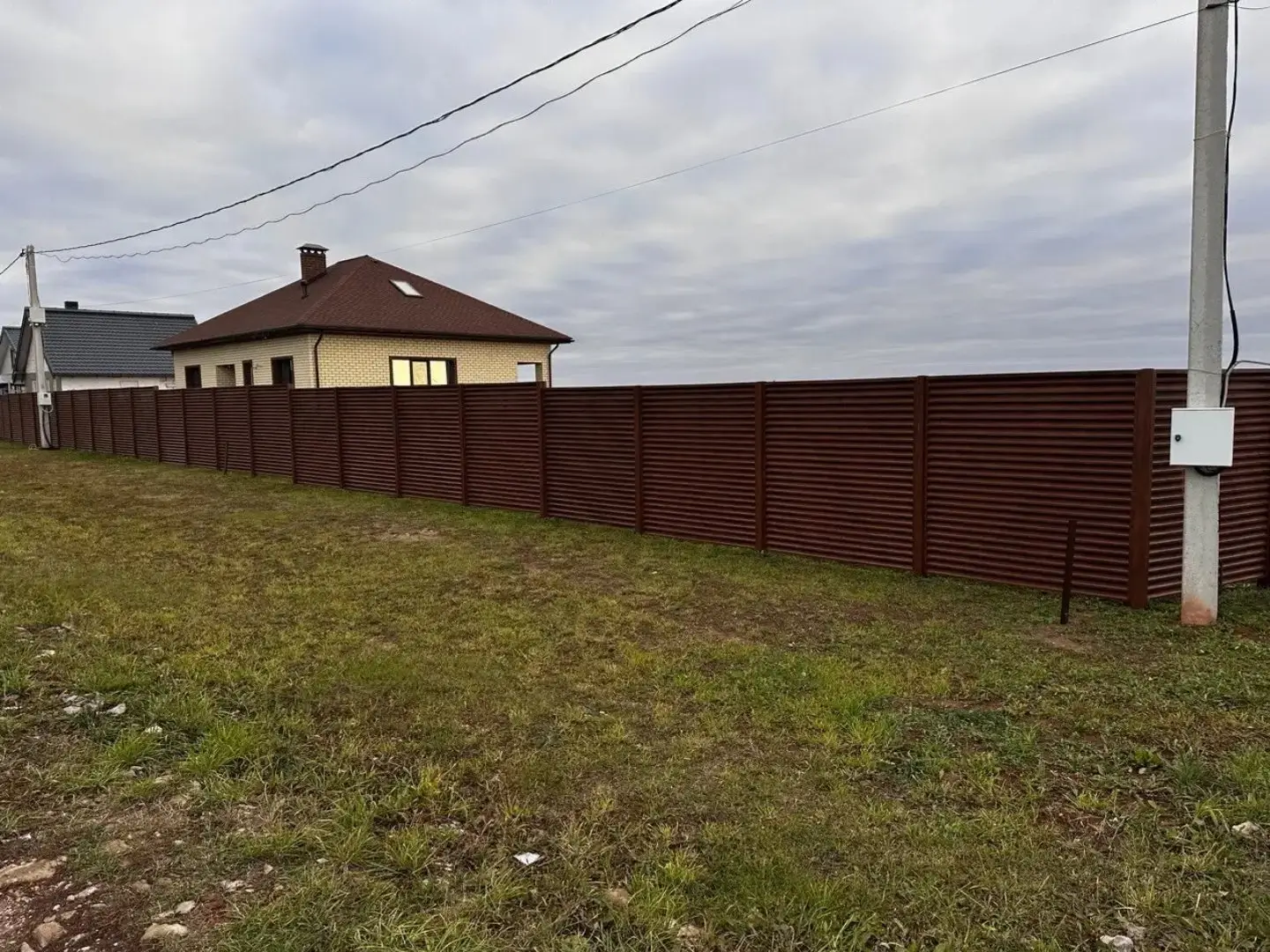 Забор-жалюзи из ламелей ЭКО-Z 58м Темный Дуб 3D Принтек фото 2 в Бежецке