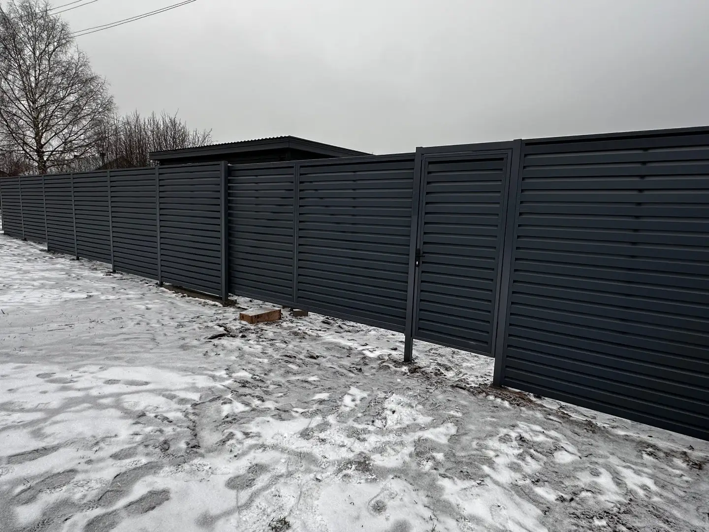 Забор-жалюзи из ламелей Хай-Тек 20м RAL7024/7024 Серый Графит двусторонний МАТТЕ фото 4 в Бежецке