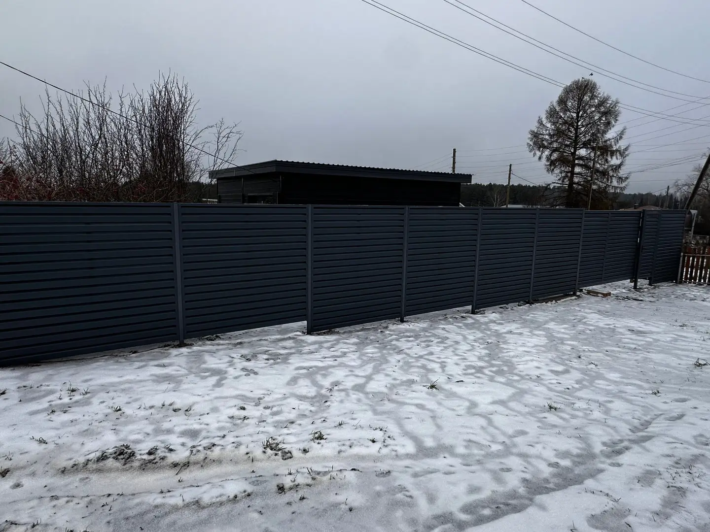 Забор-жалюзи из ламелей Хай-Тек 20м RAL7024/7024 Серый Графит двусторонний МАТТЕ фото 3 в Бежецке