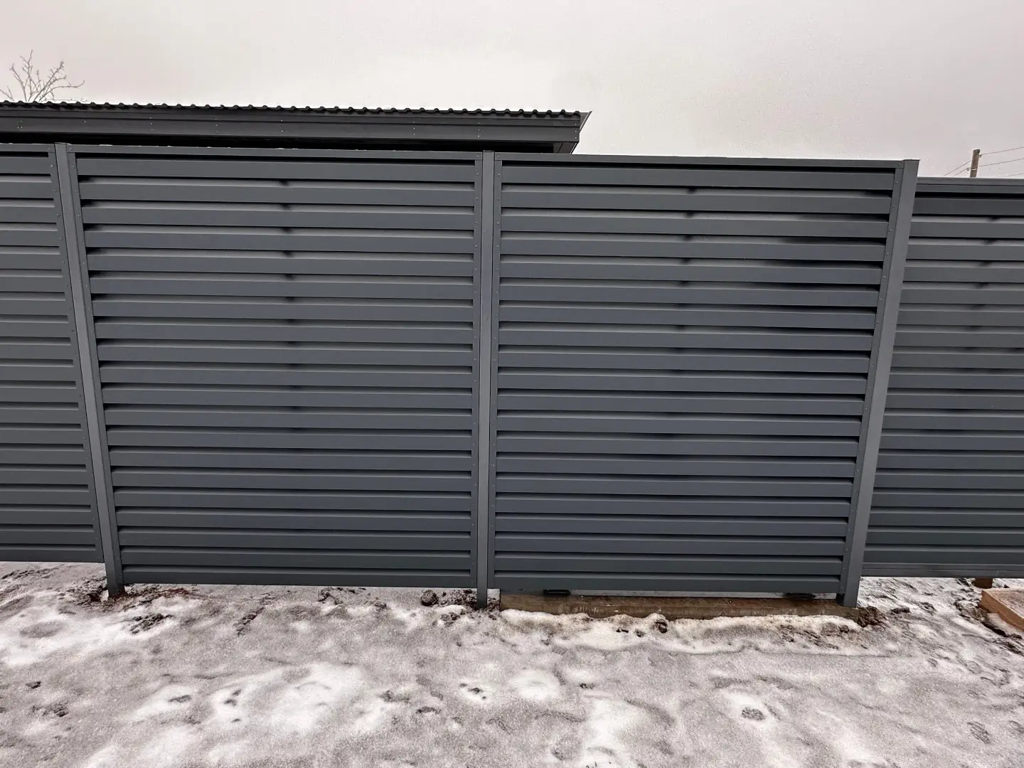 Забор-жалюзи из ламелей Хай-Тек 20м RAL7024/7024 Серый Графит двусторонний МАТТЕ фото 2 в Бежецке