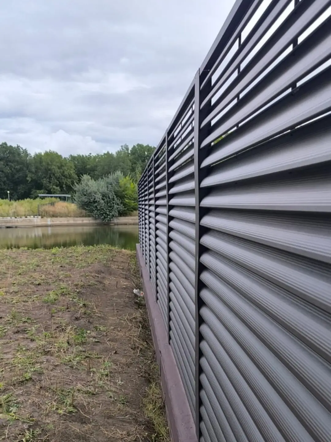 Забор-жалюзи из ламелей еврожалюзи 86м RAL8019/8019 Темный Шоколад двусторонний МАТТЕ фото 7 в Бежецке