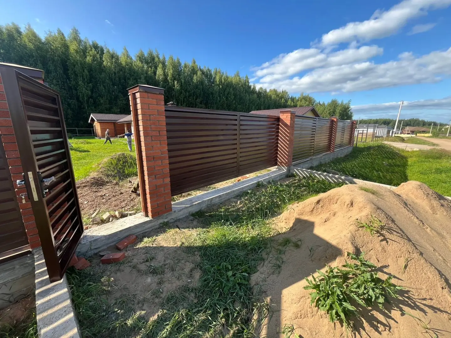 Забор-жалюзи из ламелей Хай-Тек 26м RAL8017/8017 Шоколад двусторонний фото 5 в Бежецке