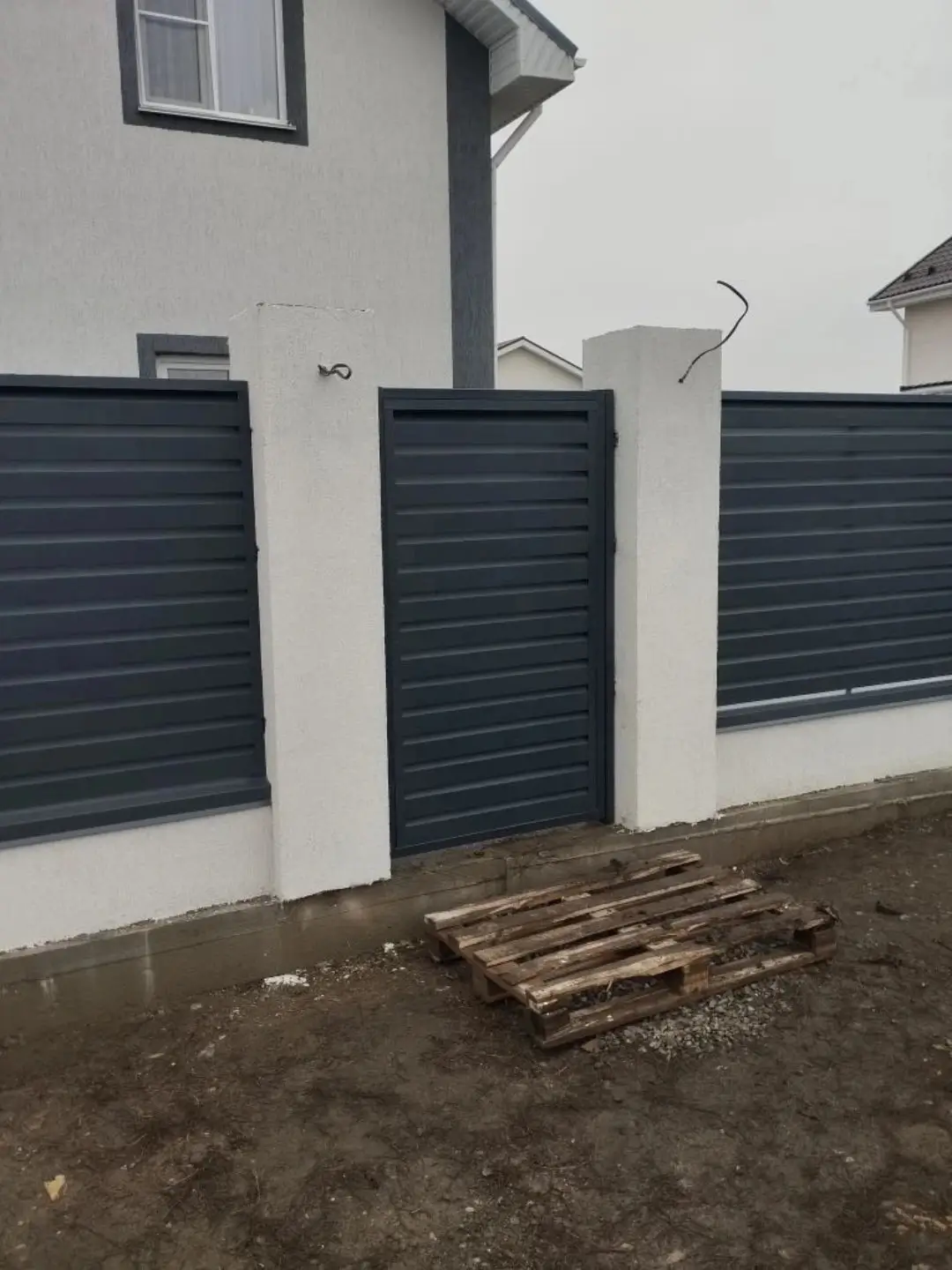Забор-жалюзи из ламелей Хай-Тек 12м RAL7024 Серый Графит МАТТЕ фото 1 в Бежецке