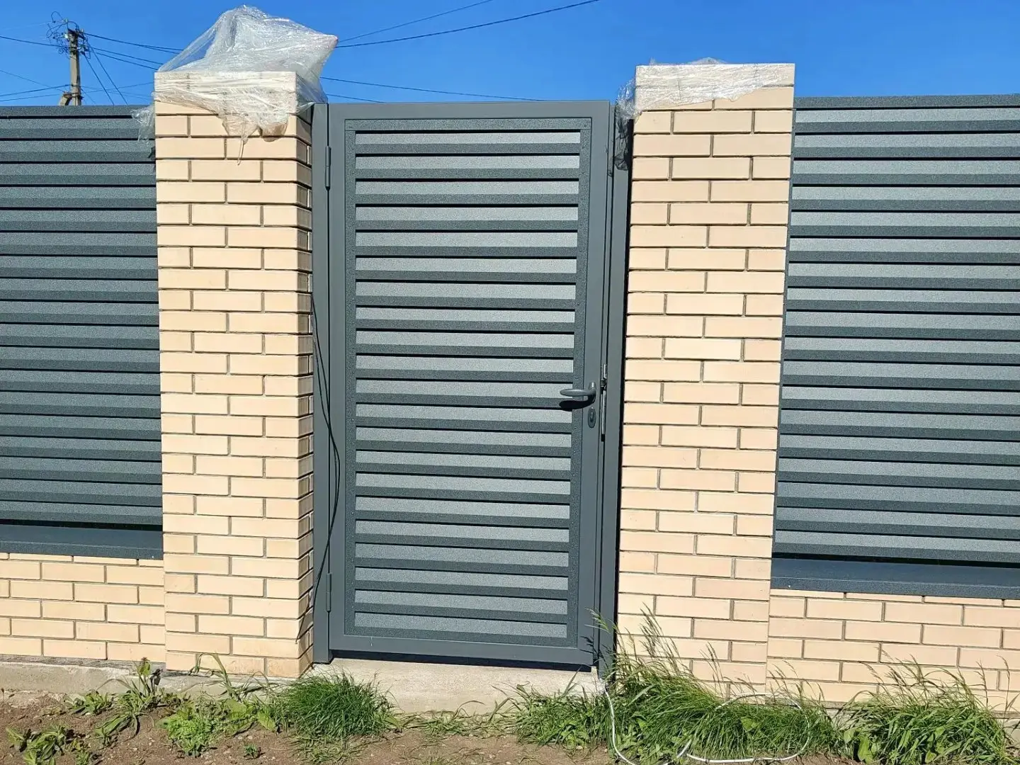 Забор-жалюзи из ламелей Реснички 16м RAL7024 Серый Графит Стальной Бархат фото 2 в Бежецке