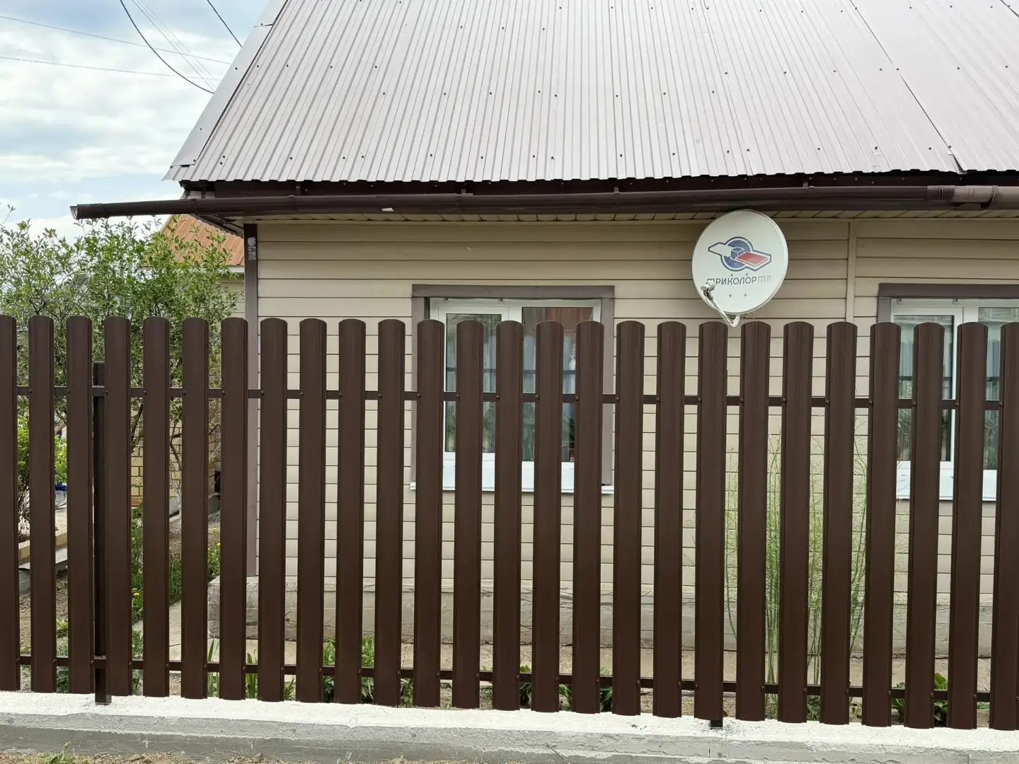 Комбинированный забор из ламелей ЭКО-Z-US и евроштакетника 18м RAL8017 Шоколад МАТТЕ, Полиэстер фото 3 в Бежецке