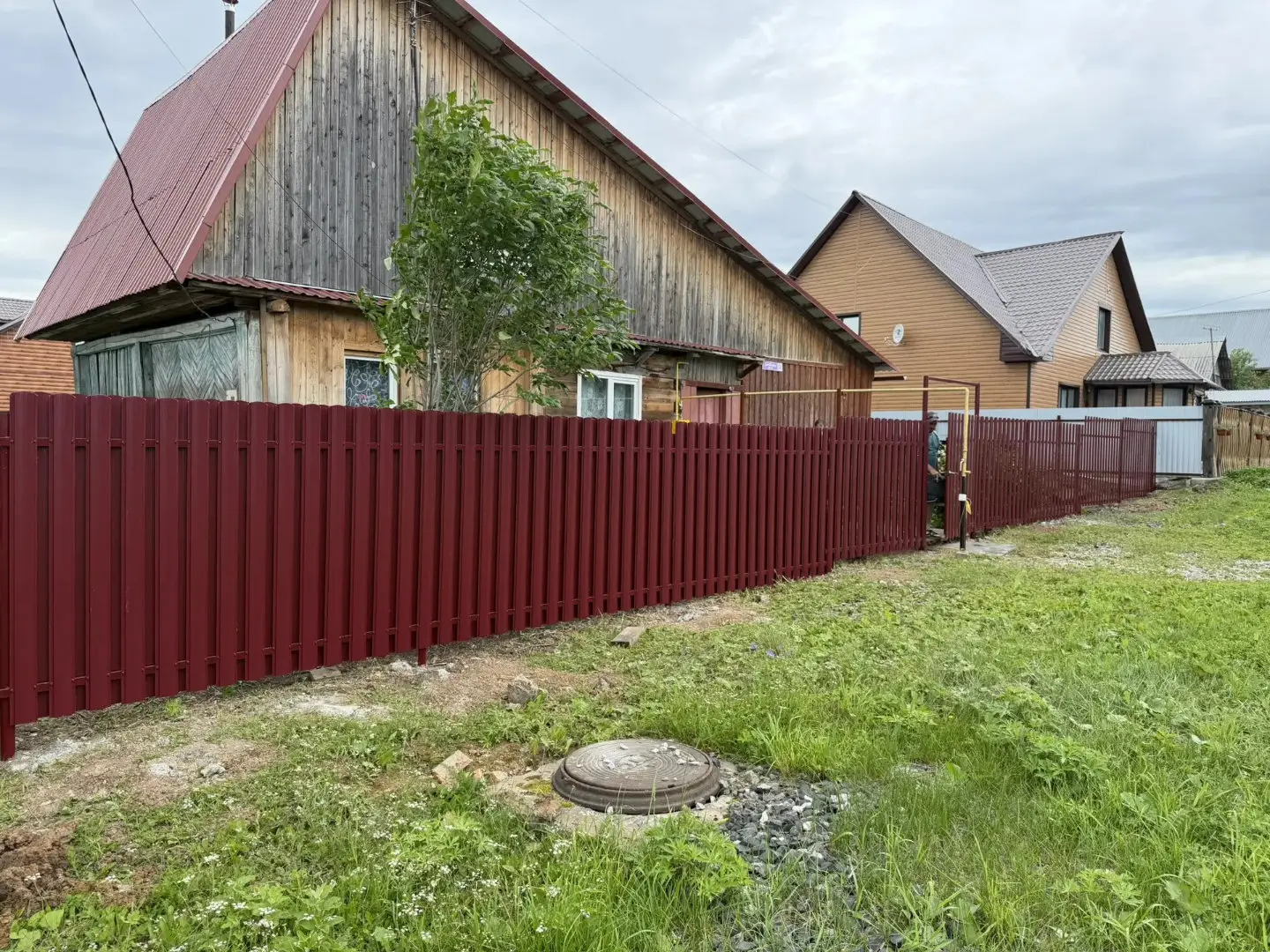 Забор из евроштакетника 24м RAL3005/3005 Красное Вино двусторонний фото 3 в Бежецке